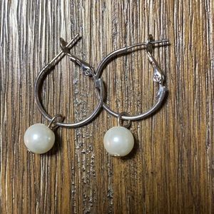 Hoops earring with removable pearl (faux)